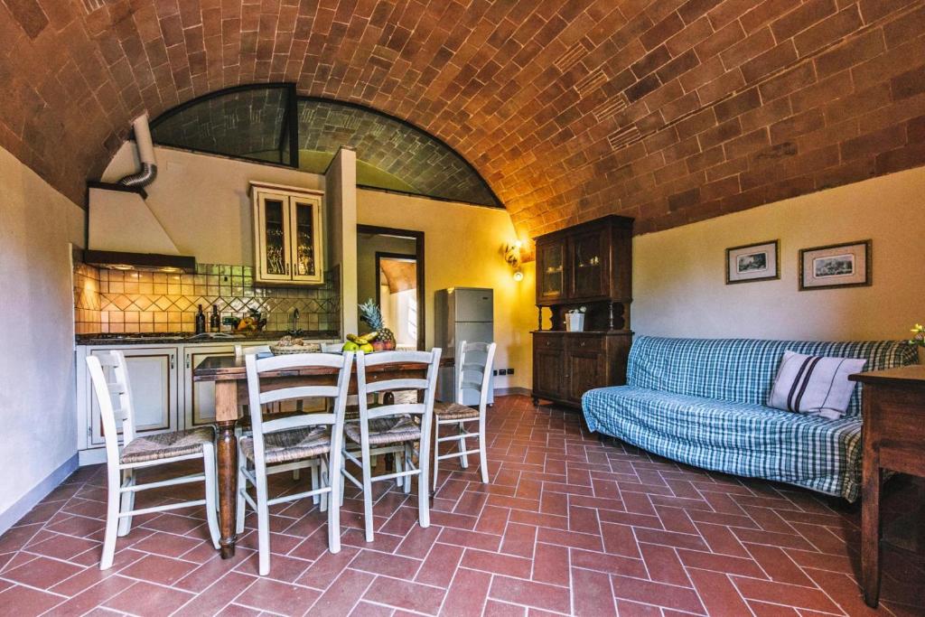 una cucina e un soggiorno con tavolo e sedie di Agriturismo Tenuta Quarrata Santo Pietro Belvedere a Rivoli