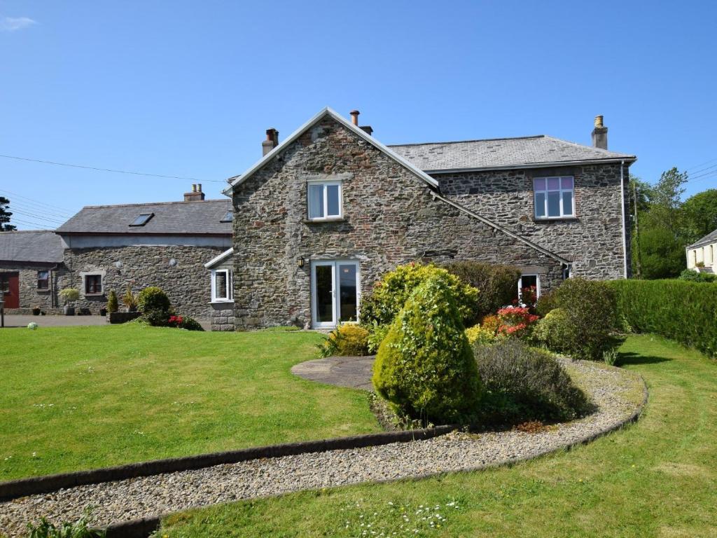 a stone house with a garden in front of it at 5 bed in Barnstaple SHIRW in Shirwell