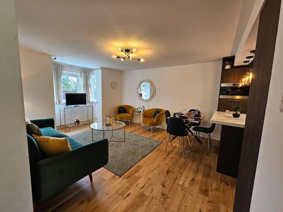uma sala de estar com um sofá e uma mesa em Comfortable Two Bedroom Flat em Brighton & Hove