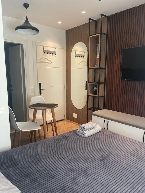 TV a/nebo společenská místnost v ubytování Downtown Studio Apartments