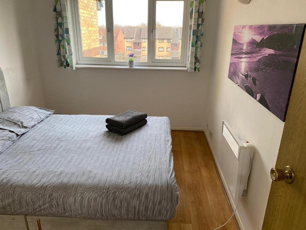a small bedroom with a bed and a window at Cosey Croydon in South Norwood