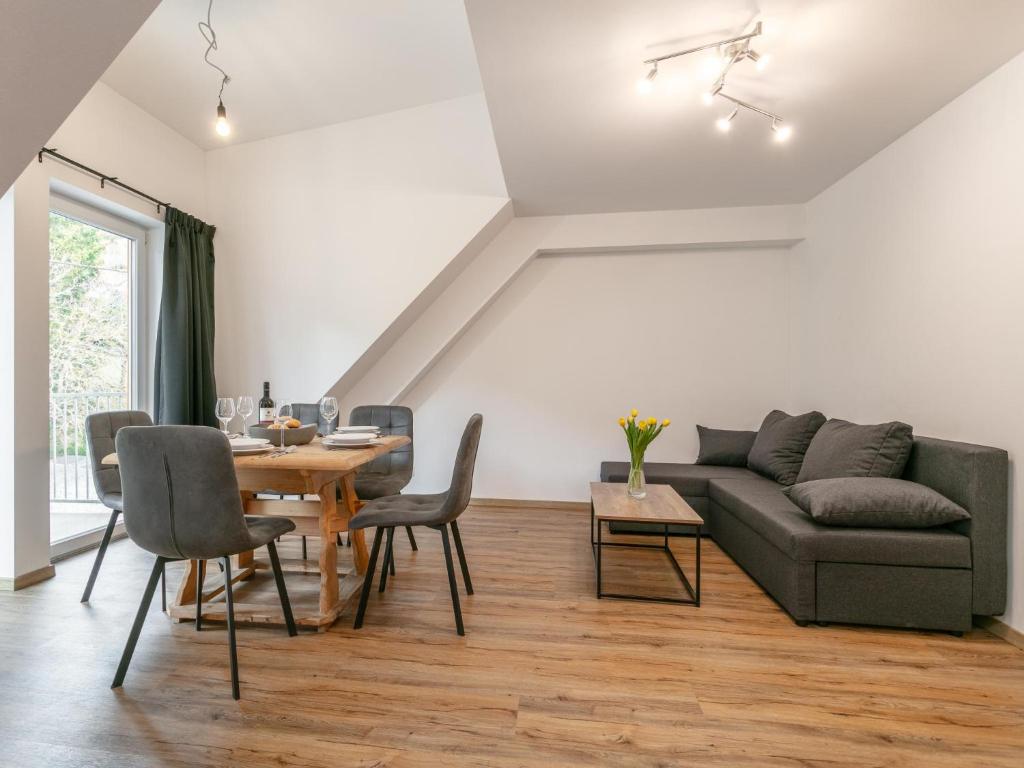uma sala de estar com um sofá e uma mesa em NRV Top 6 em Möderbrugg