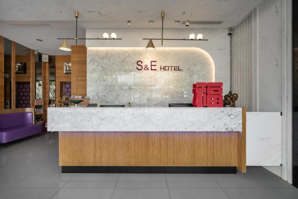 台南市にあるS&E ホテルのフロントデスクのある店舗のロビー