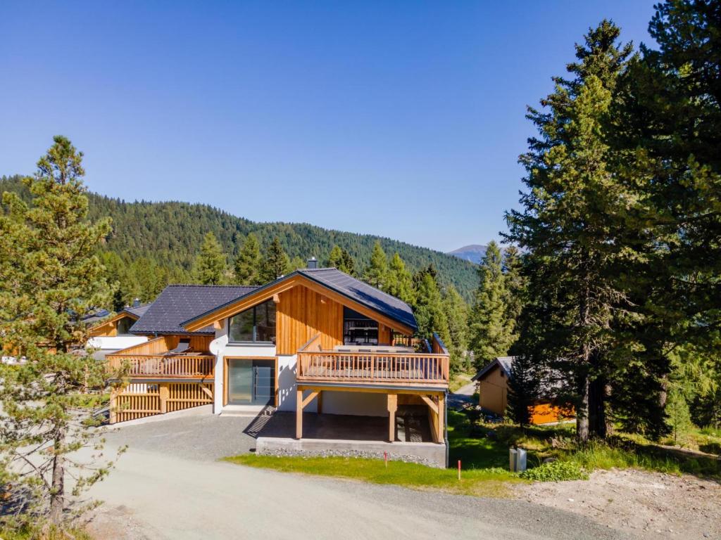 a log home with a porch and a driveway at The Cosy Bear Lodge in Turracher Hohe
