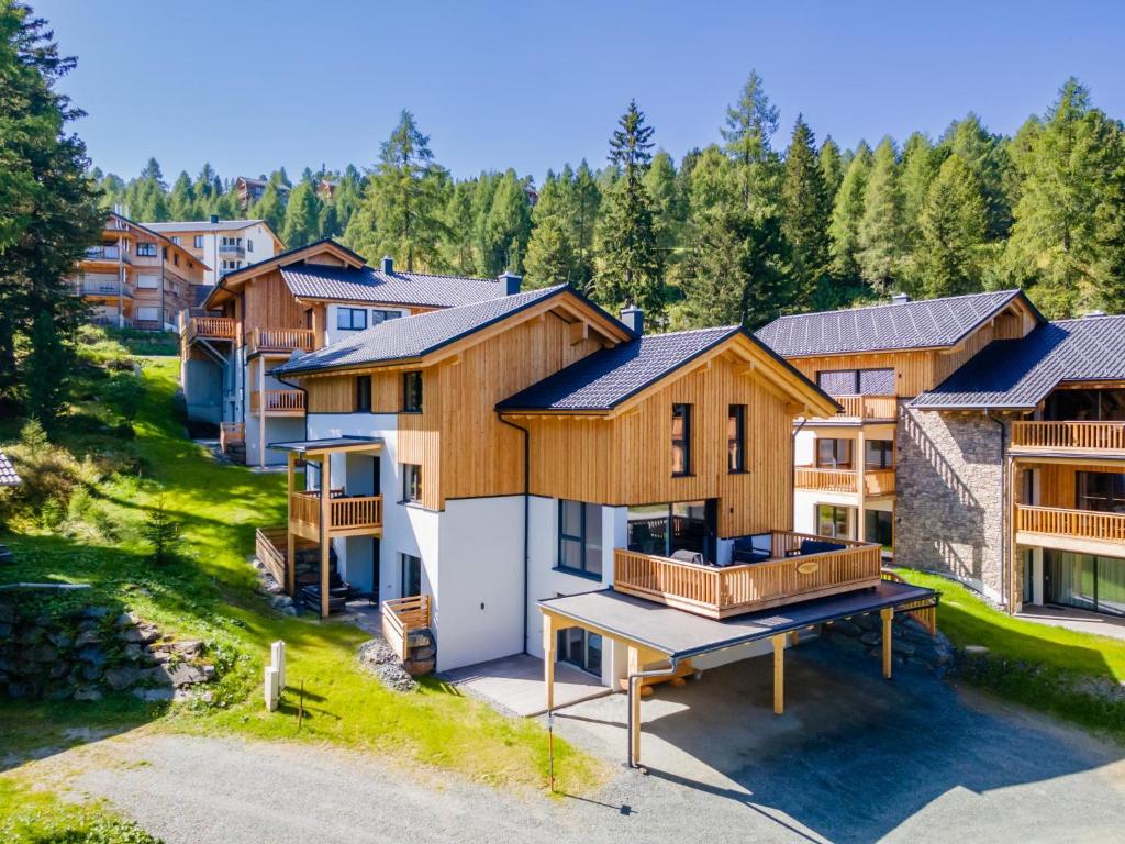 z powietrza widok domu z domem w obiekcie Wanderlust Mountain Chalet w mieście Turracher Hohe