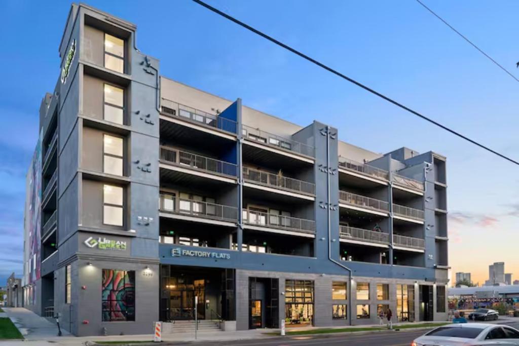 een groot appartementencomplex met een parkeerplaats bij Huge patio - luxury suite - rino art loft in Denver