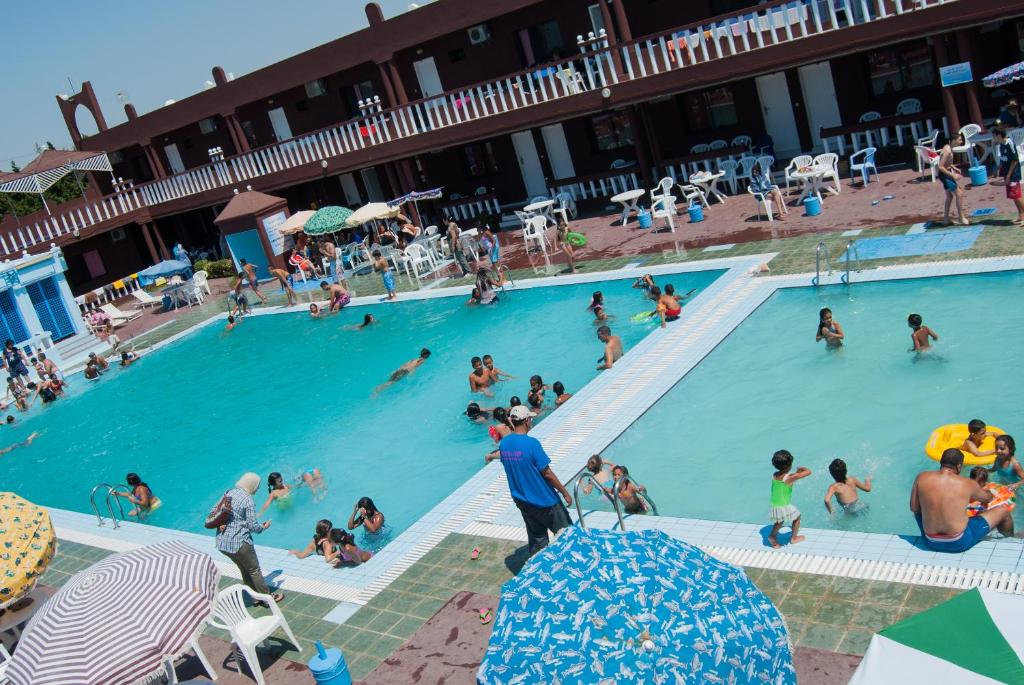 Bazén v ubytování Hôtel Briech & Spa nebo v jeho okolí