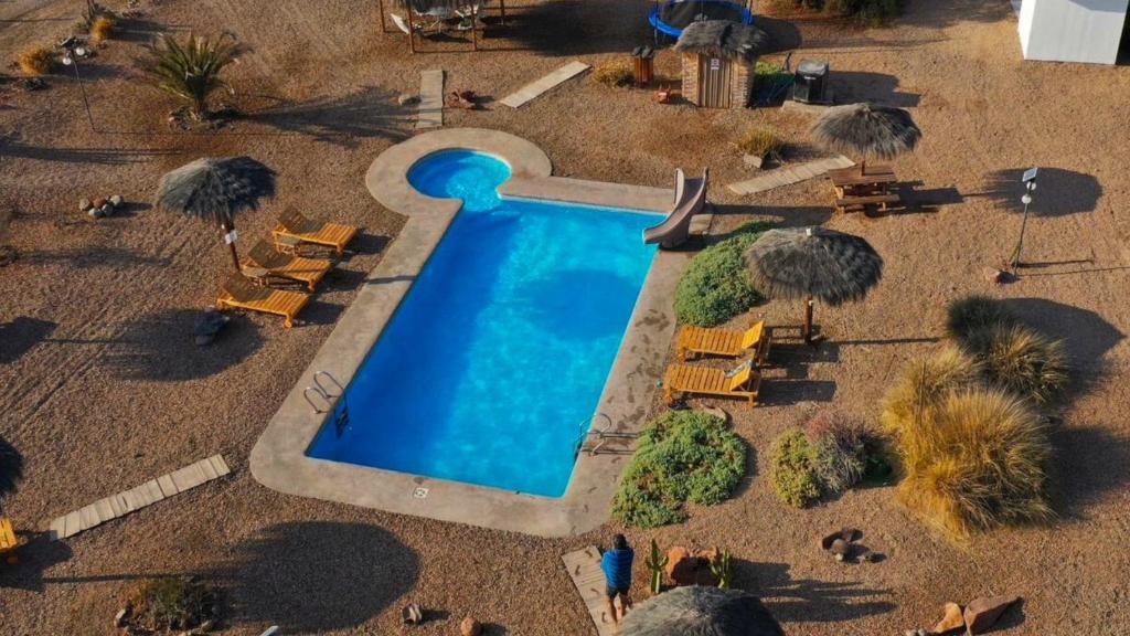 an overhead view of a swimming pool in a resort at Cabañas Caleta Hueso in Taltal
