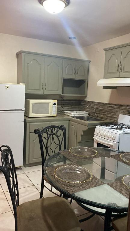 een keuken met een tafel, een koelkast en een fornuis bij Riverside Apartment in Arouca