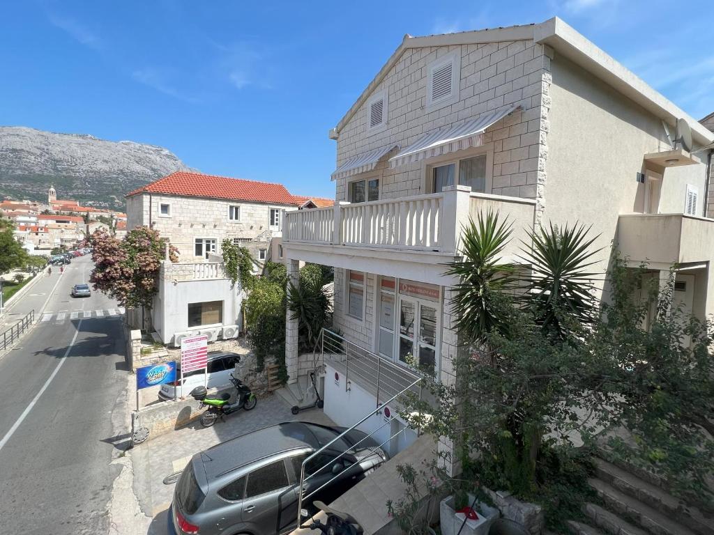 une maison avec une voiture garée à côté d'une rue dans l'établissement Apartments by the sea Korcula - 21883, à Korčula
