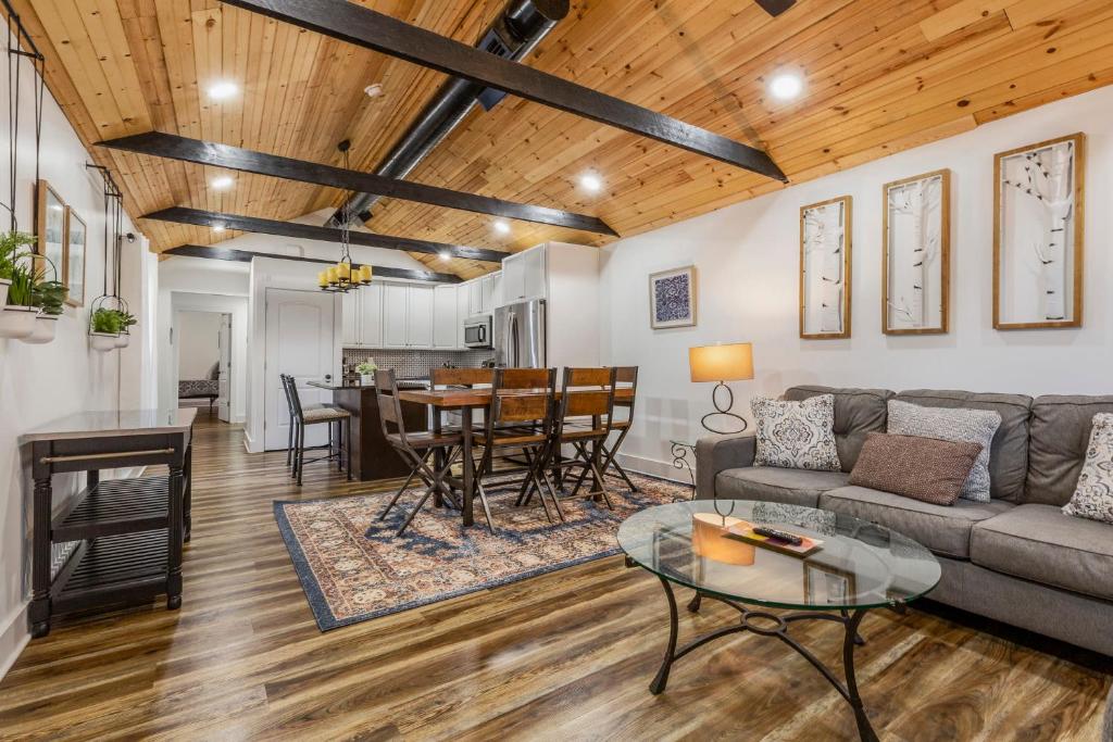 uma sala de estar com um sofá e uma mesa em Cozy 3br downtown red door house em Jeffersonville