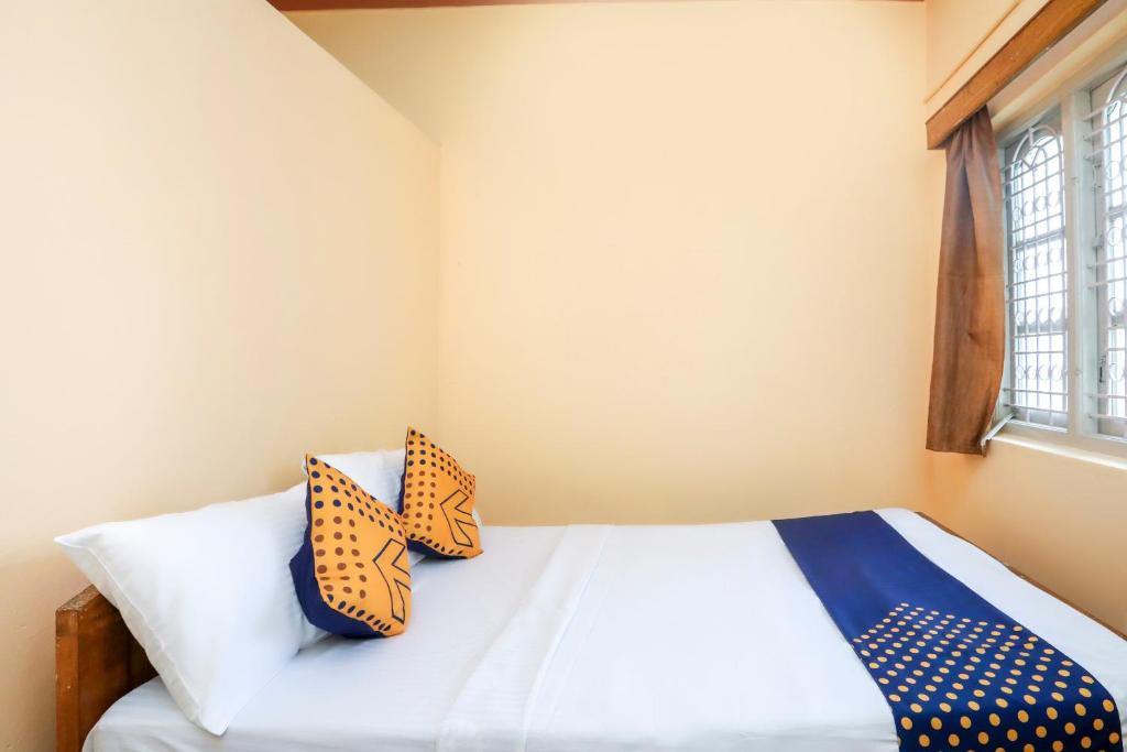 sypialnia z łóżkiem z dwoma krawatami w obiekcie OYO Renuka Lodge w mieście Belagula