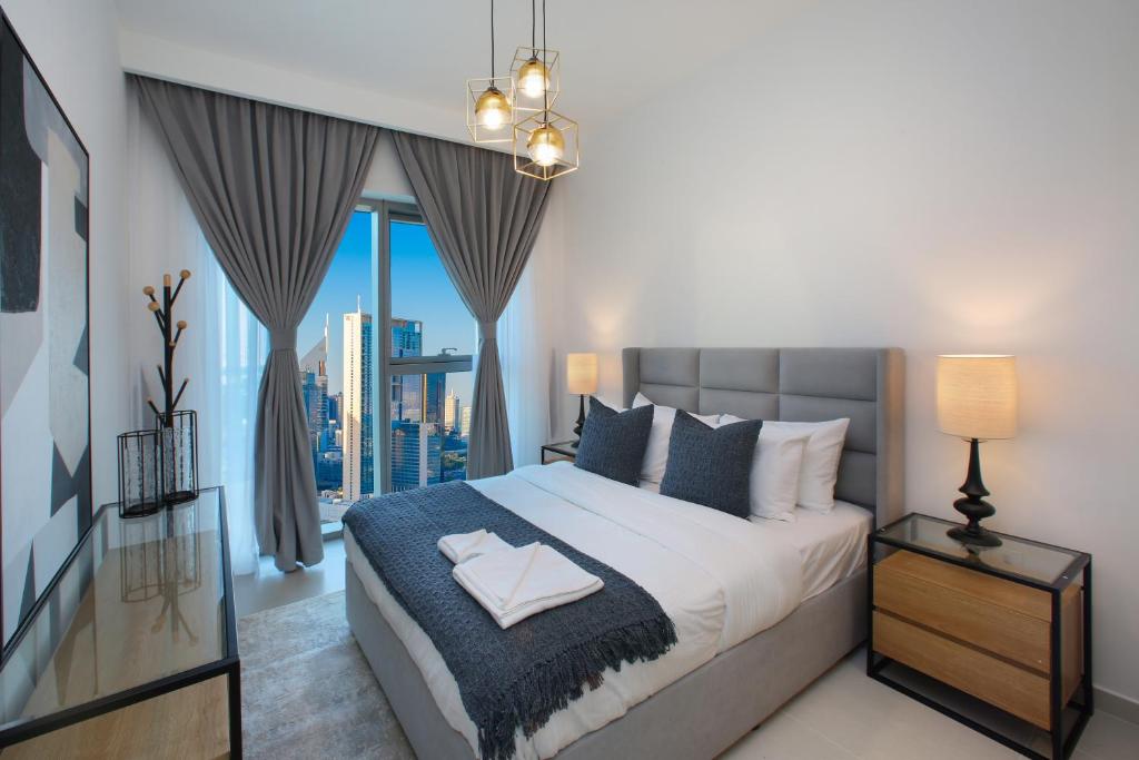 A bed or beds in a room at Sleeps 4 Dubai Mall Access DIFC Views