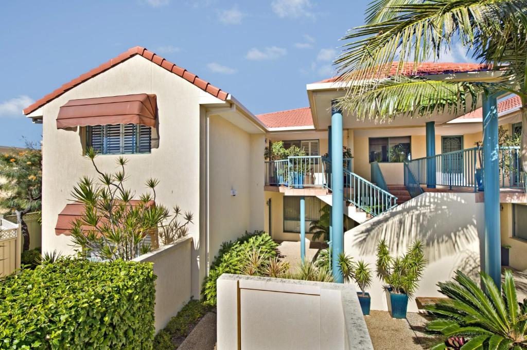 een huis met balkons en bomen ervoor bij Dolphins 2 7 Commodore Crescent in Port Macquarie