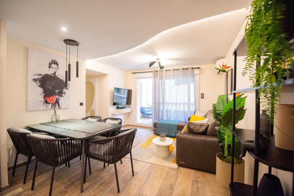 une salle à manger et un salon avec une table et des chaises dans l'établissement Palazzio T3 design près des plages et du Palais, à Cannes