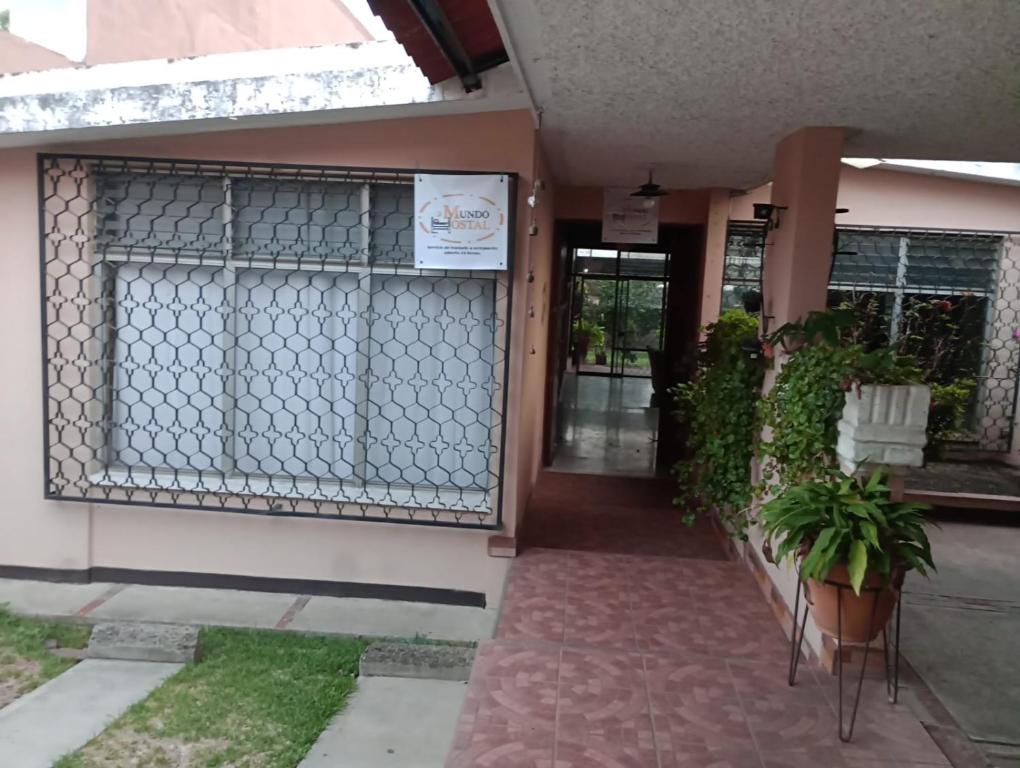 una puerta delantera de un edificio con una puerta en MUNDO HOSTAL en Guatemala