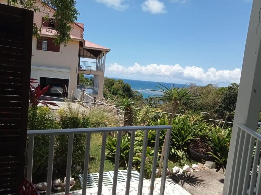 - une vue sur l'océan depuis le balcon d'une maison dans l'établissement Barbin's Seaview House, au Gosier