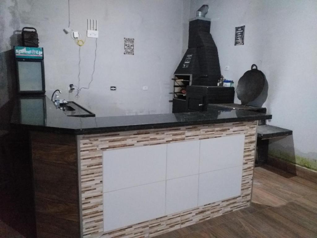 een keuken met een aanrecht met een fornuis bij Recanto caçapava in Caçapava
