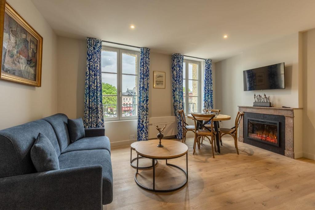 un salon avec un canapé et une cheminée dans l'établissement L'Escale du Vieux Port - 1st floor - Airco, à Honfleur