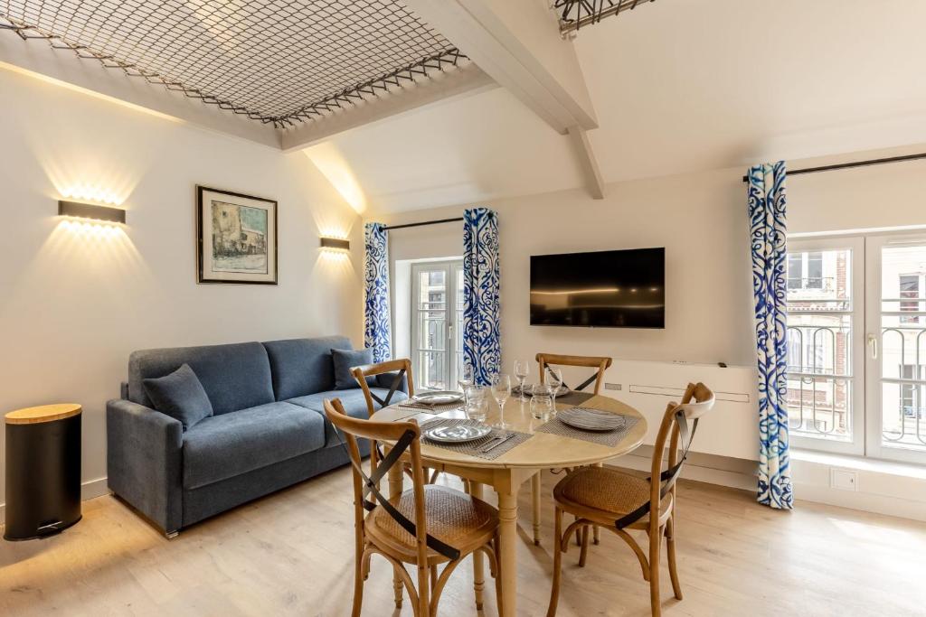 un salon avec une table et un canapé dans l'établissement L'Escale du Vieux Port - 2nd floor - Honfleur Center 4 P - Airco, à Honfleur