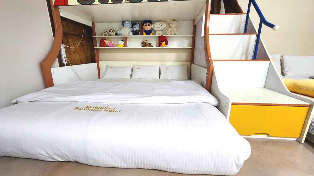Postel nebo postele na pokoji v ubytování Kids & Family Hotel