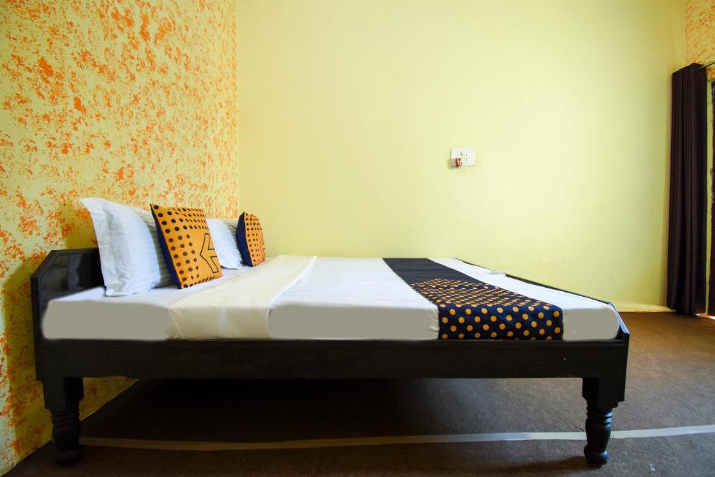 un letto in una camera con due cuscini sopra di SPOT ON Saini Guest House a Roorkee