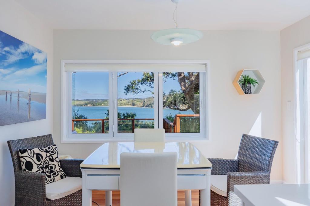 Gallery image of Own Beach Access holiday house in Auckland in Whangaparaoa