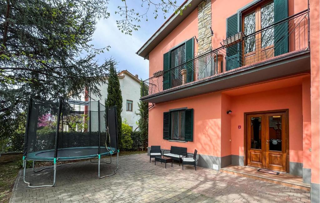 einen Spielplatz vor einem Gebäude mit einem Haus in der Unterkunft Beautiful Home In Cortona With Wifi in Cortona