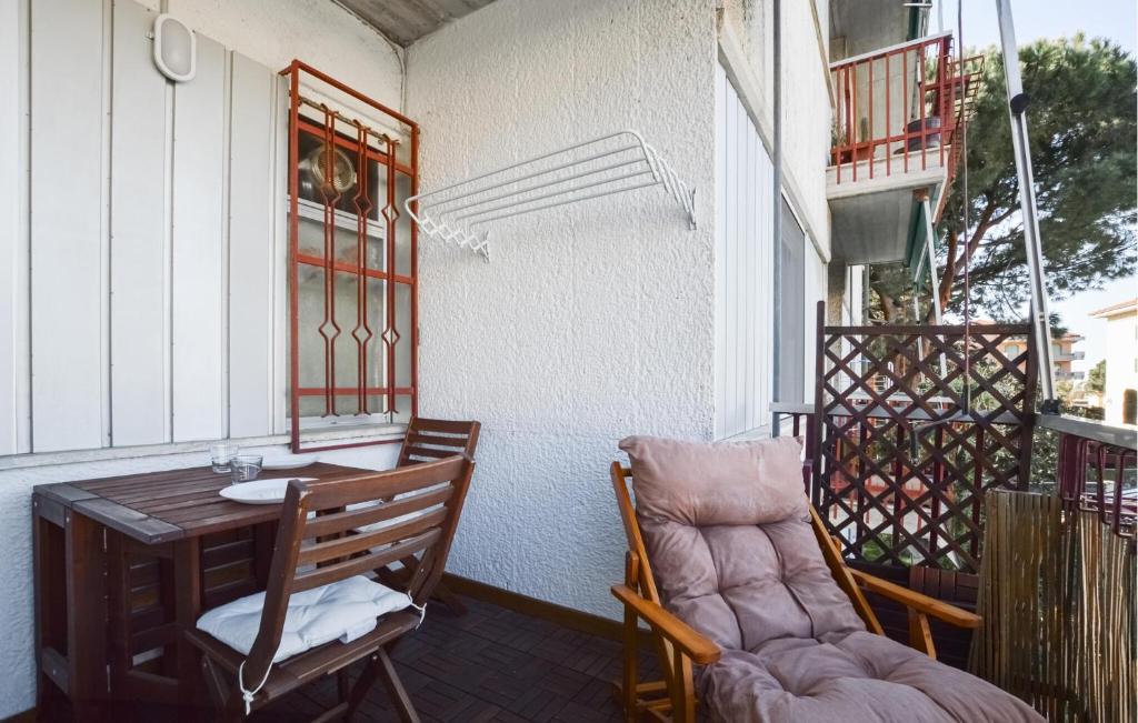 eine Veranda mit einem Tisch und Stühlen auf dem Balkon in der Unterkunft Gorgeous Apartment In Bordighera With Wifi in Bordighera