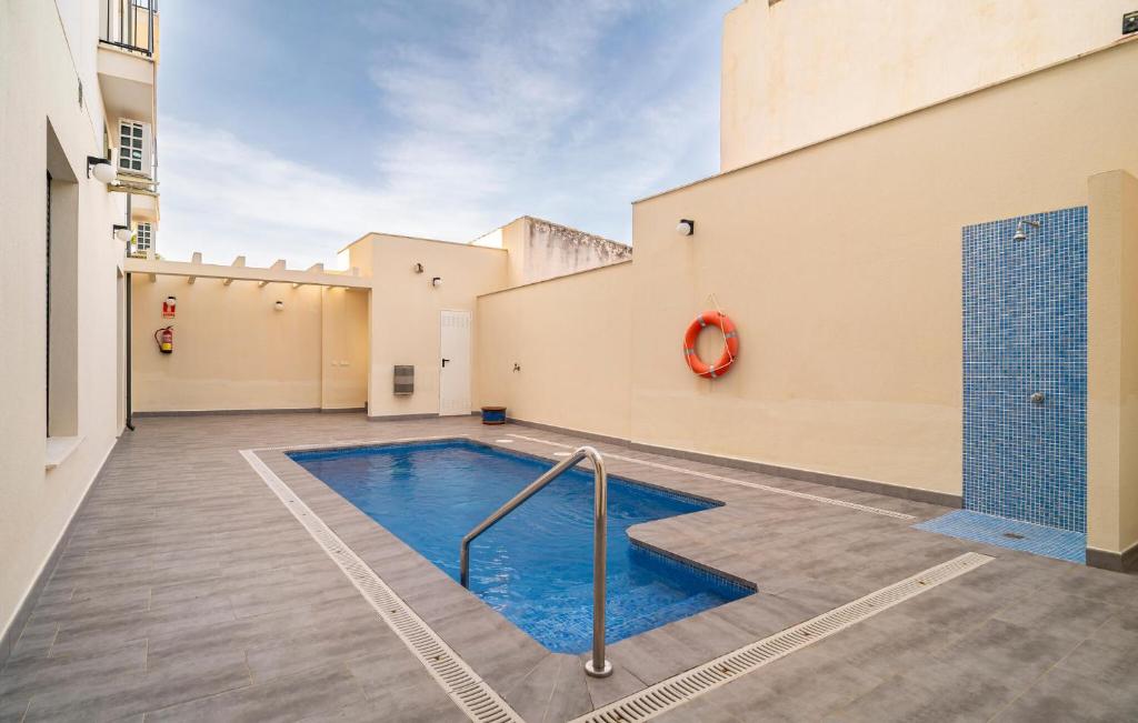 豐特德彼德拉的住宿－Beautiful Apartment In Fuente De Piedra With Outdoor Swimming Pool，一座建筑物中央的游泳池