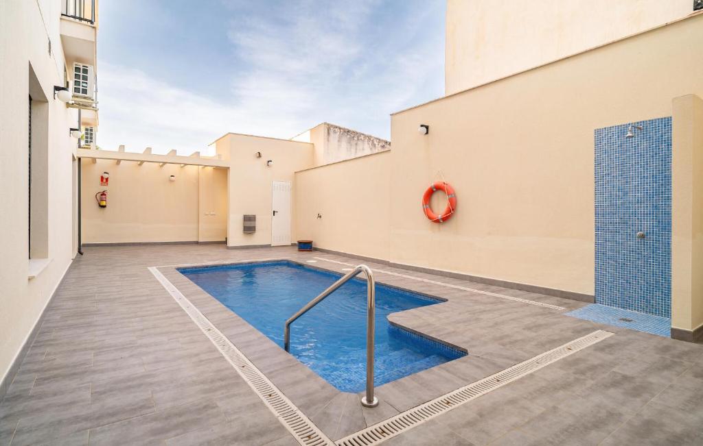 フエンテ・デ・ピエドラにあるBeautiful Apartment In Fuente De Piedra With Outdoor Swimming Poolの建物中央のスイミングプール