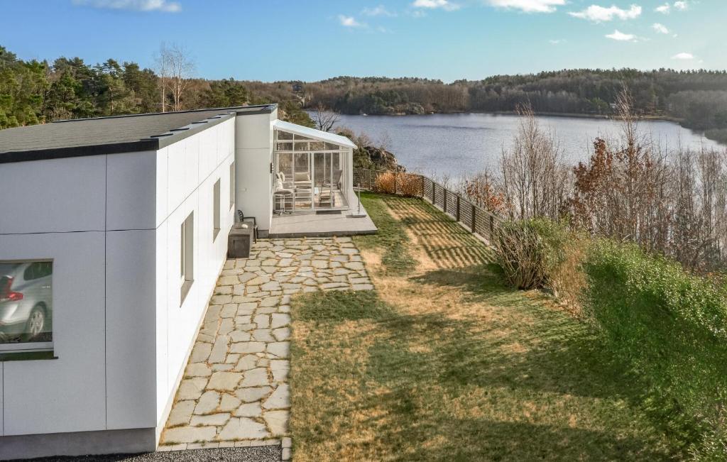 Casa bianca con vista sul lago di Beautiful Home In Brekkest With Lake View 