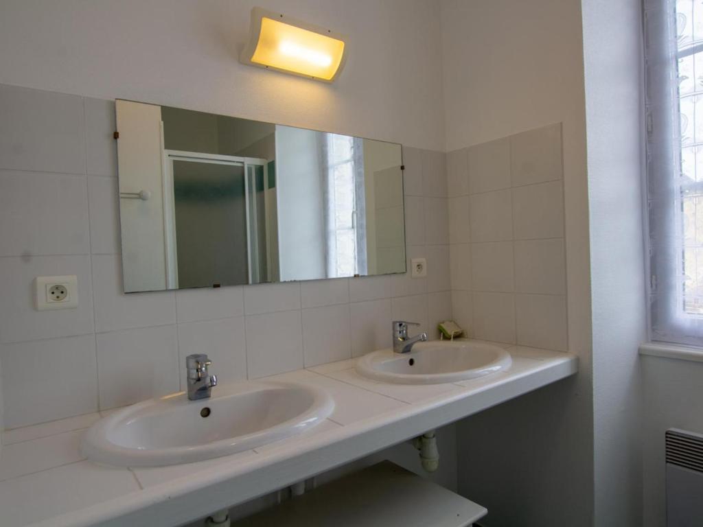 a bathroom with two sinks and a mirror at Appartement Saint-Mesmin, 3 pièces, 5 personnes - FR-1-616-213 in Saint-Mesmin