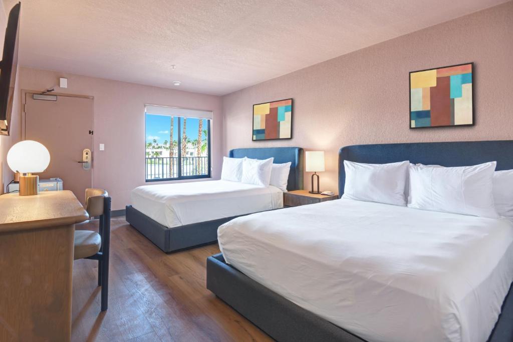 Postel nebo postele na pokoji v ubytování The Dunes Hotel (Palm Springs)