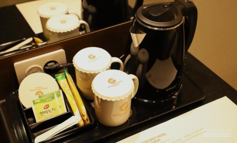 仁川的住宿－Gold Coast Hotel Incheon，盘子里放着一组咖啡杯