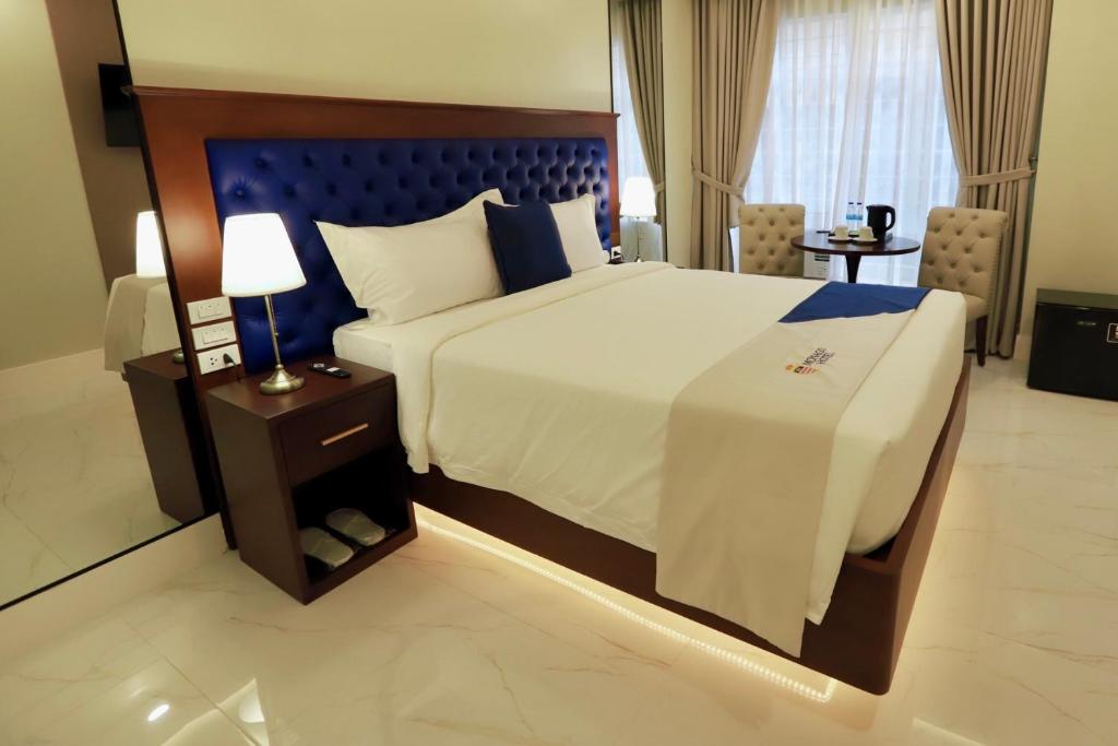 Postel nebo postele na pokoji v ubytování Monaco Hotel