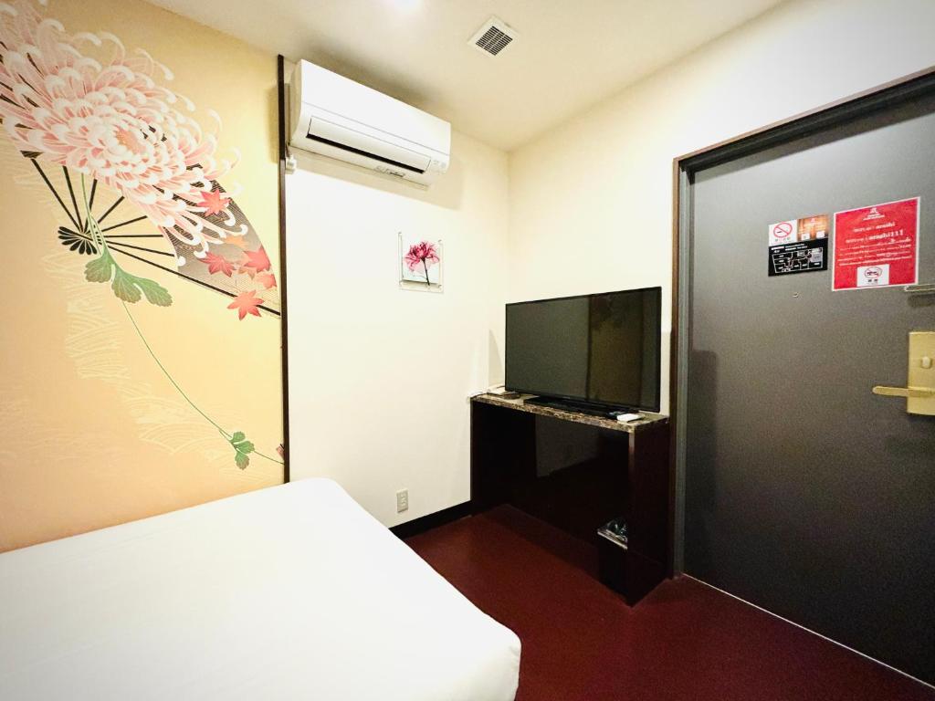 Postel nebo postele na pokoji v ubytování 嵐 Hotel Arashi Namba No102