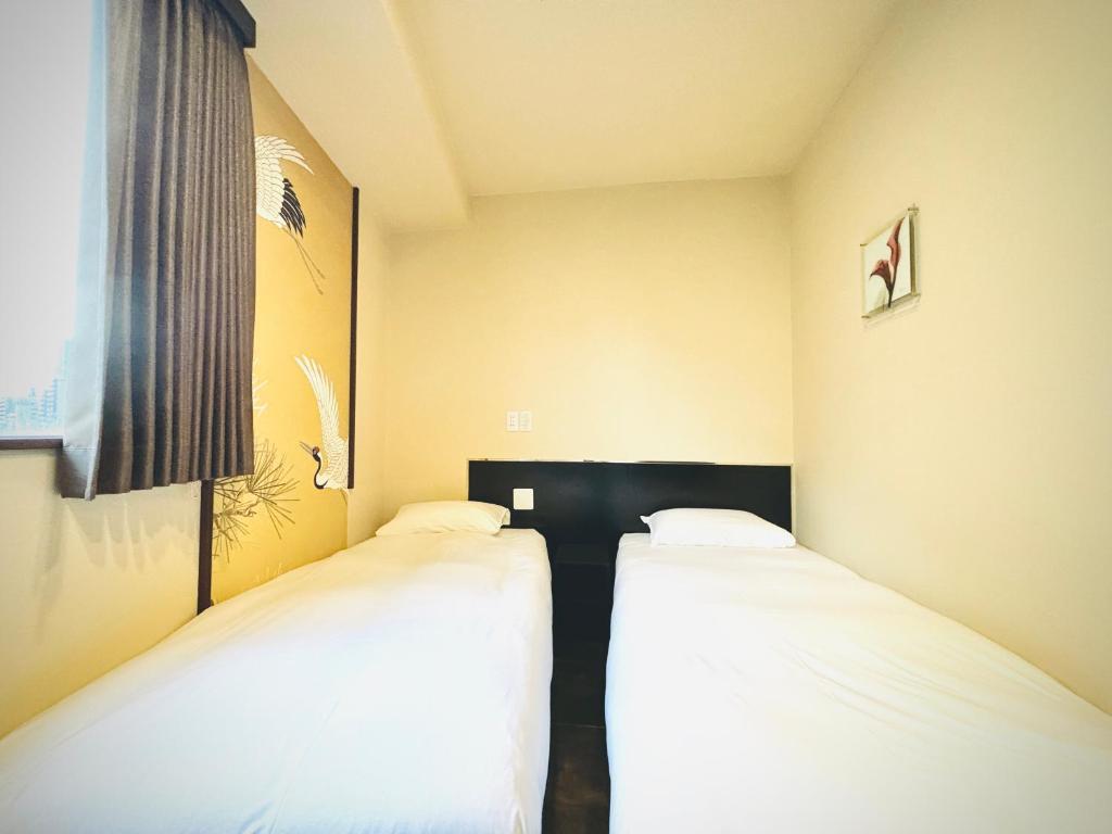 Postel nebo postele na pokoji v ubytování 嵐 Hotel Arashi Namba No102