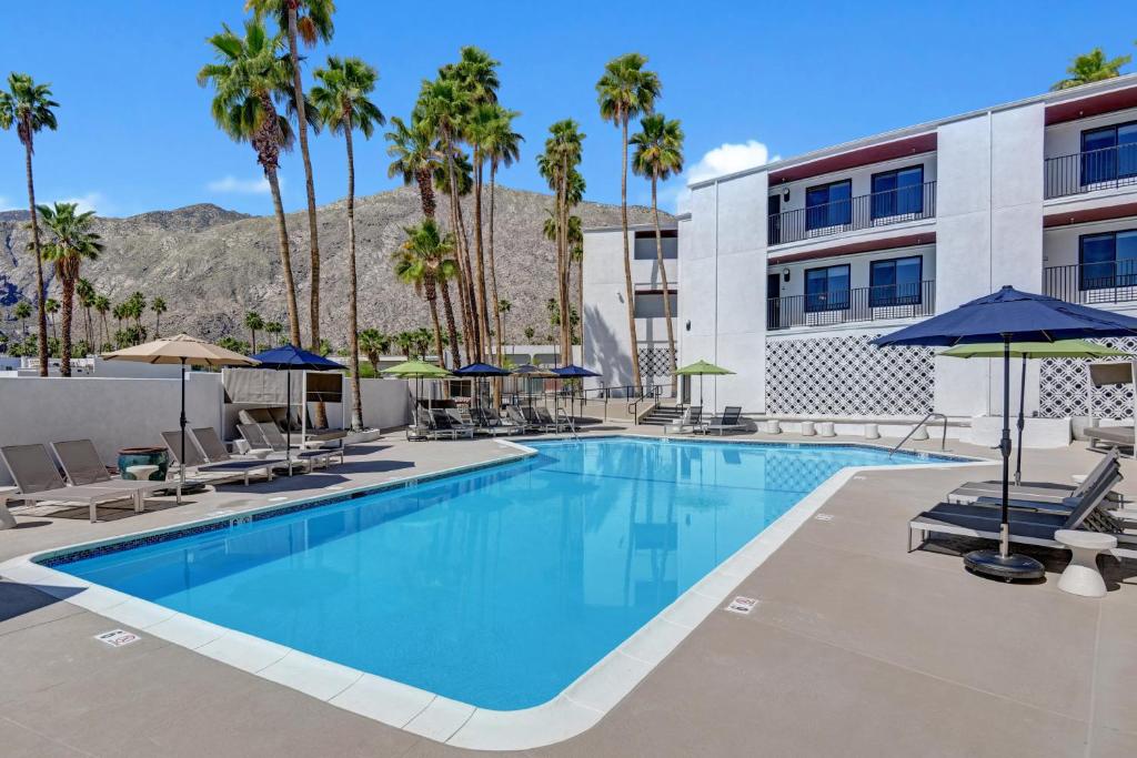 Bazén v ubytování The Dunes Hotel (Palm Springs) nebo v jeho okolí