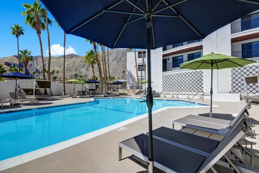 Bazén v ubytování The Dunes Hotel (Palm Springs) nebo v jeho okolí