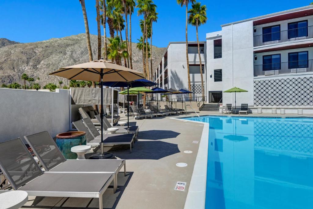 Bazén v ubytování The Dunes Hotel (Palm Springs) nebo v jeho okolí