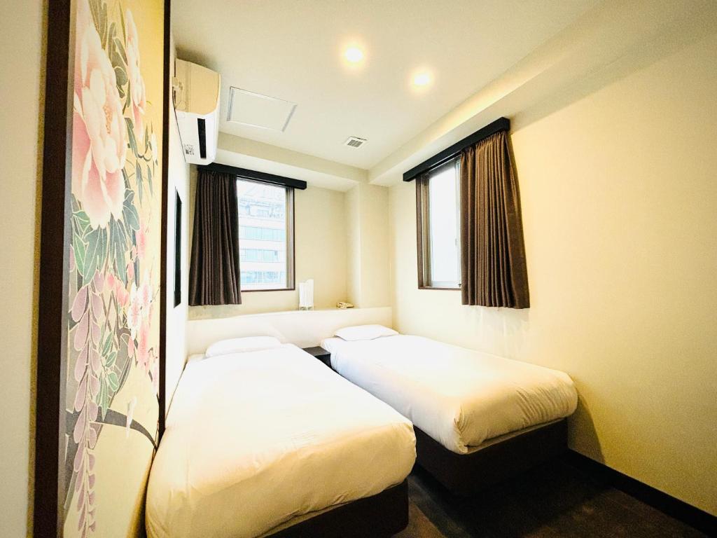 Postel nebo postele na pokoji v ubytování 嵐 Hotel Arashi Namba No102