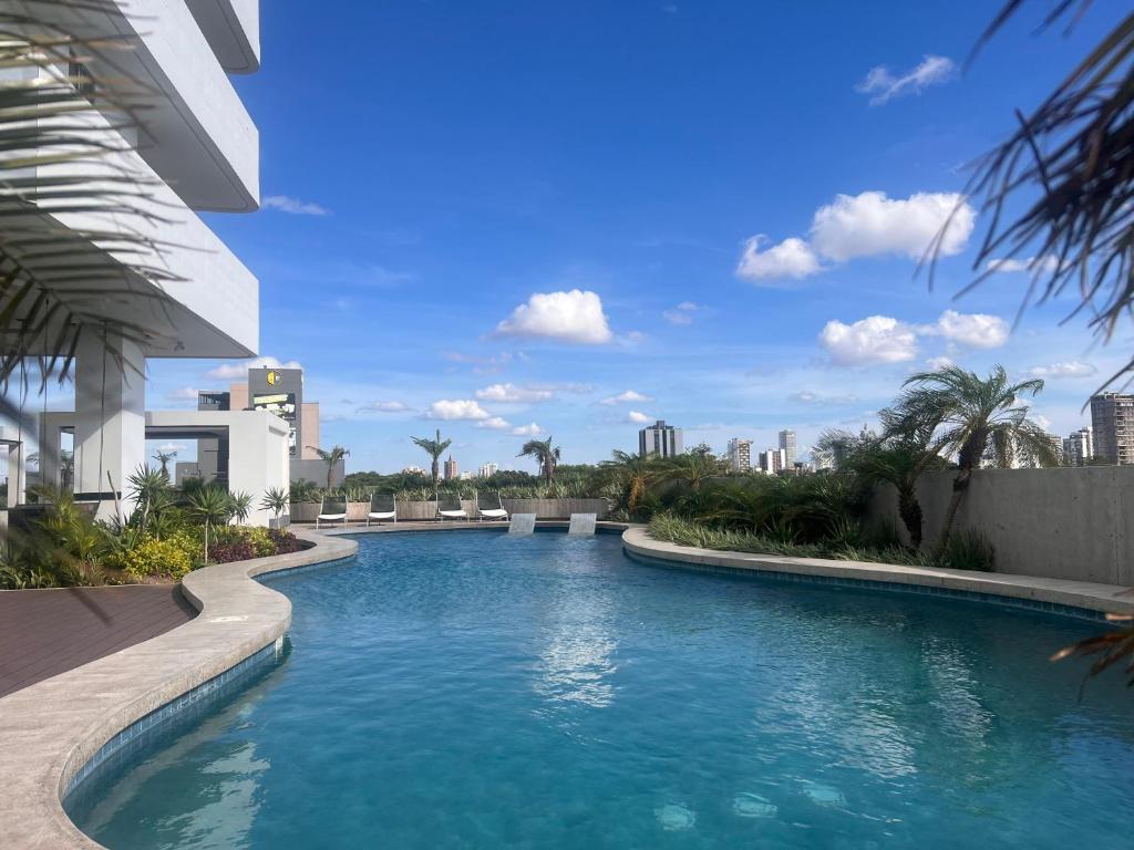 a swimming pool in the middle of a building at Hermoso departamento Curupaú Isuto in Santa Cruz de la Sierra