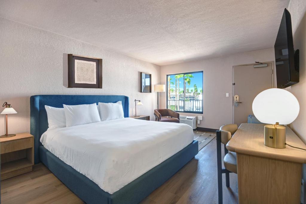 Postel nebo postele na pokoji v ubytování The Dunes Hotel (Palm Springs)