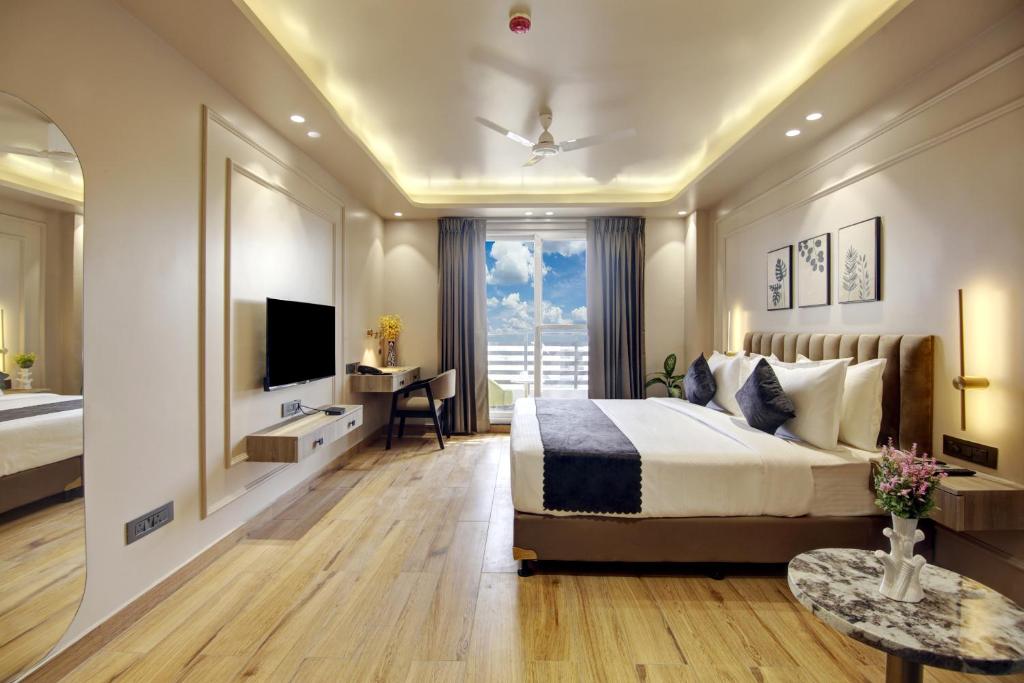 sypialnia z dużym łóżkiem i telewizorem w obiekcie Saltstayz Sage - Near Golf Course Road w mieście Gurgaon