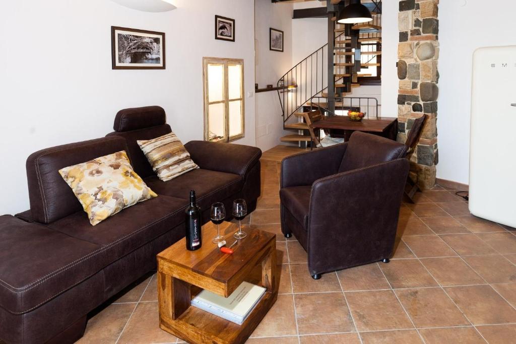 Una sala de estar con dos sofás y una mesa. en Primavera, en Gargnano