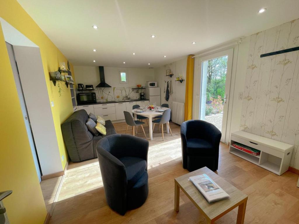 Kuchyň nebo kuchyňský kout v ubytování Charmant gîte tout équipé avec jardin et activités pour enfants près d'Amboise. - FR-1-381-573