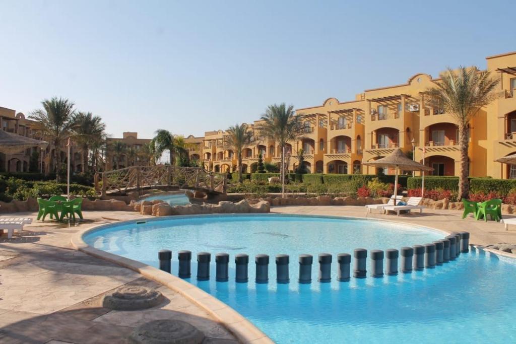 a large swimming pool in front of a building at La sirena in Ain Sokhna