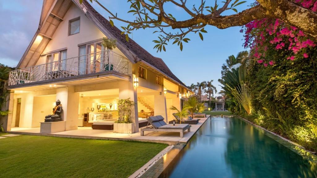 an exterior view of a house with a swimming pool at Casa Mateo Villa in Seminyak