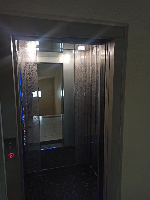 Puerta de baño con espejo en el baño en appartement marina bay, en Tánger